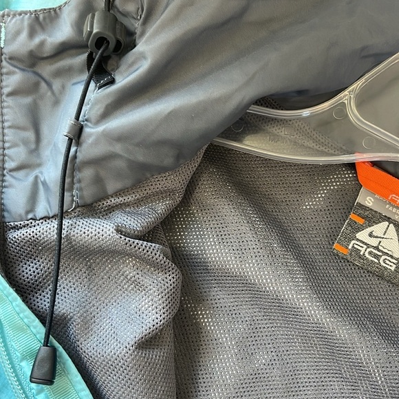 Women's Nike ACG Storm Windbreaker Jacket - Picture 5 of 6